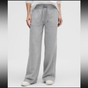 USED Lululemon Scuba Mid-Rise Wide Leg Sweat Pants in Medium Gray 28” inseam